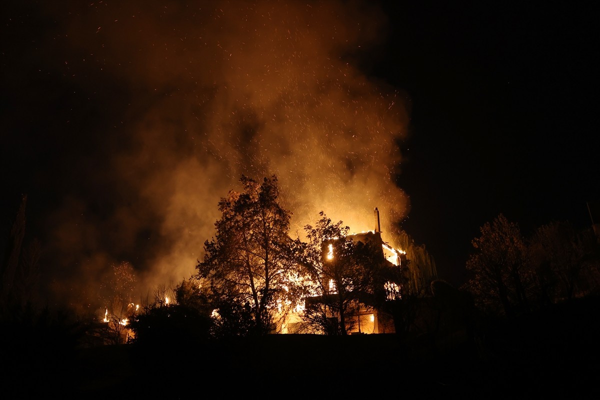 Yunanistan'ın başkenti Atina'nın doğusunda bulunan Varnava bölgesinde bugün öğleden sonra başlayan...