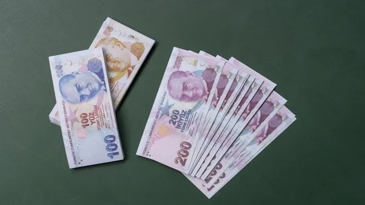 2025 Maaş Zammı Beklentisi: Asgari Ücrette Yüzde 44 Zam, Emekli ve Memur Maaşları İçin Yüksek Artış! İşte Masadaki Rakamlar