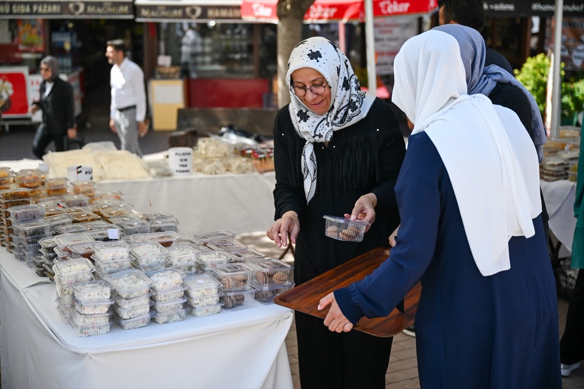 AK Parti Altındağ İlçe Kadın Kolları Başkanlığınca Filistin yararına Hamamönü Saat Kulesi önünde...