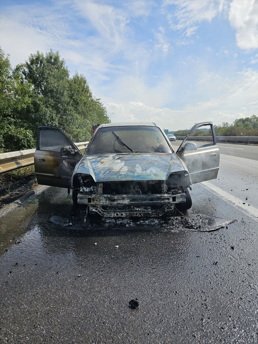 Anadolu Otoyolu'nun Düzce kesiminde, seyir halindeki otomobilde çıkan yangın itfaiye ekiplerince...