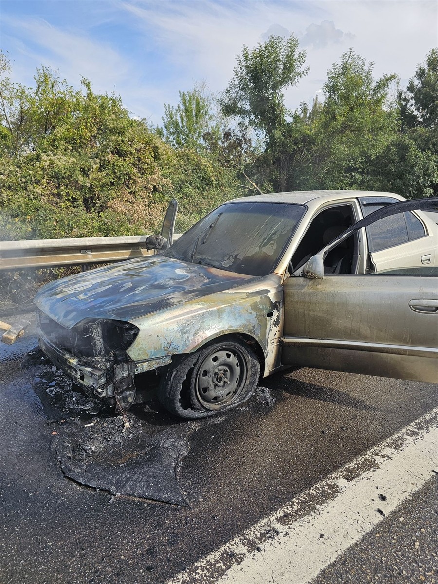 Anadolu Otoyolu'nun Düzce kesiminde, seyir halindeki otomobilde çıkan yangın itfaiye ekiplerince...