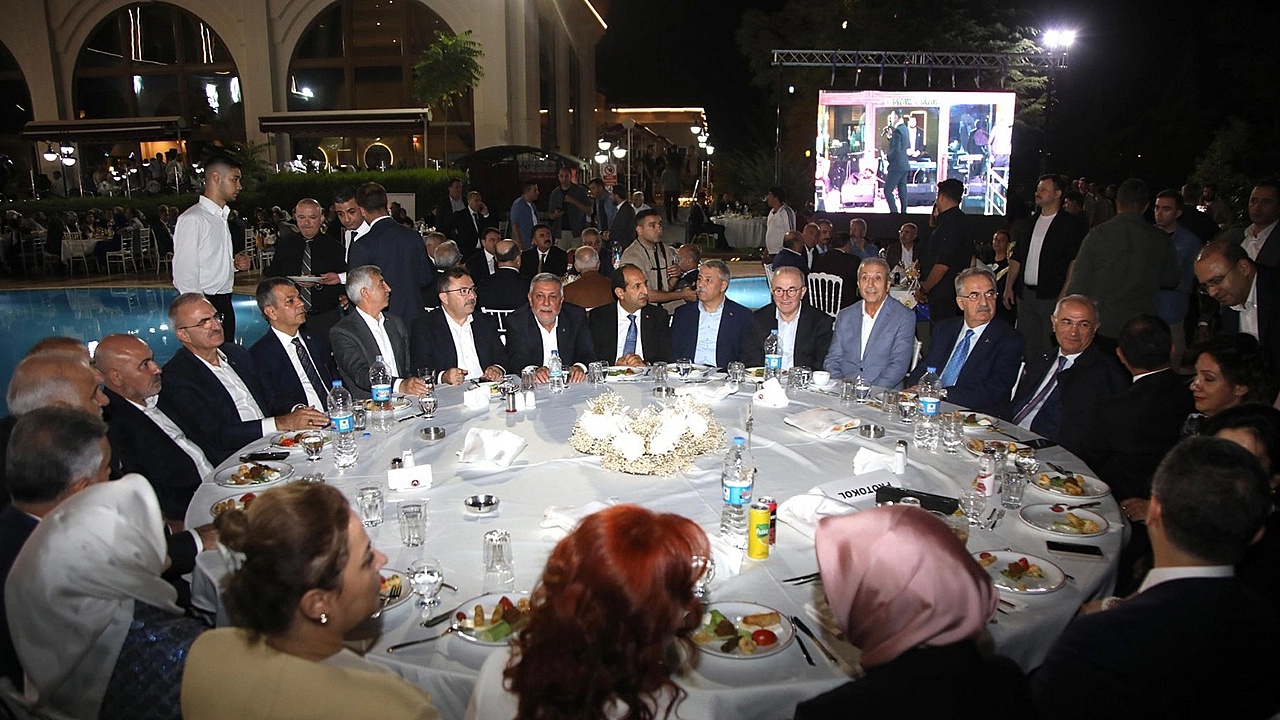 Elazığ’da Görkemli Düğün: AK Parti MKYK Üyesi Ömer Serdar’ın Oğlu Yusuf Serdar Dünya Evine Girdi