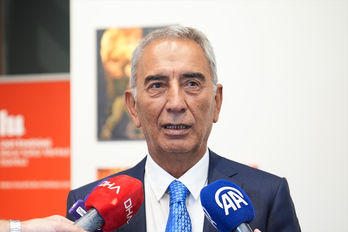 Eski Galatasaray Kulübü Başkanı Adnan Polat, katıldığı bir organizasyonda basın mensuplarına...