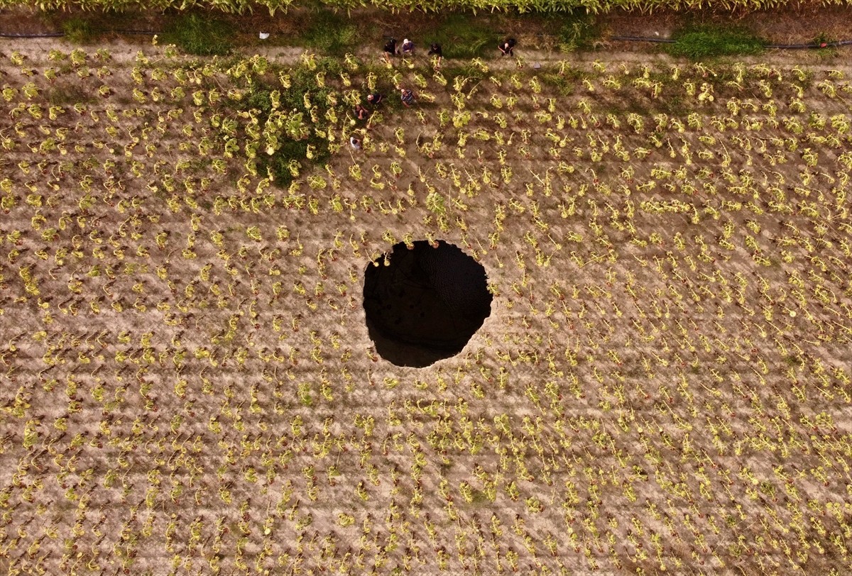 Eskişehir'in Çifteler ilçesindeki bir tarım arazisinde 20 metre derinliğinde, 5 metre çapında...