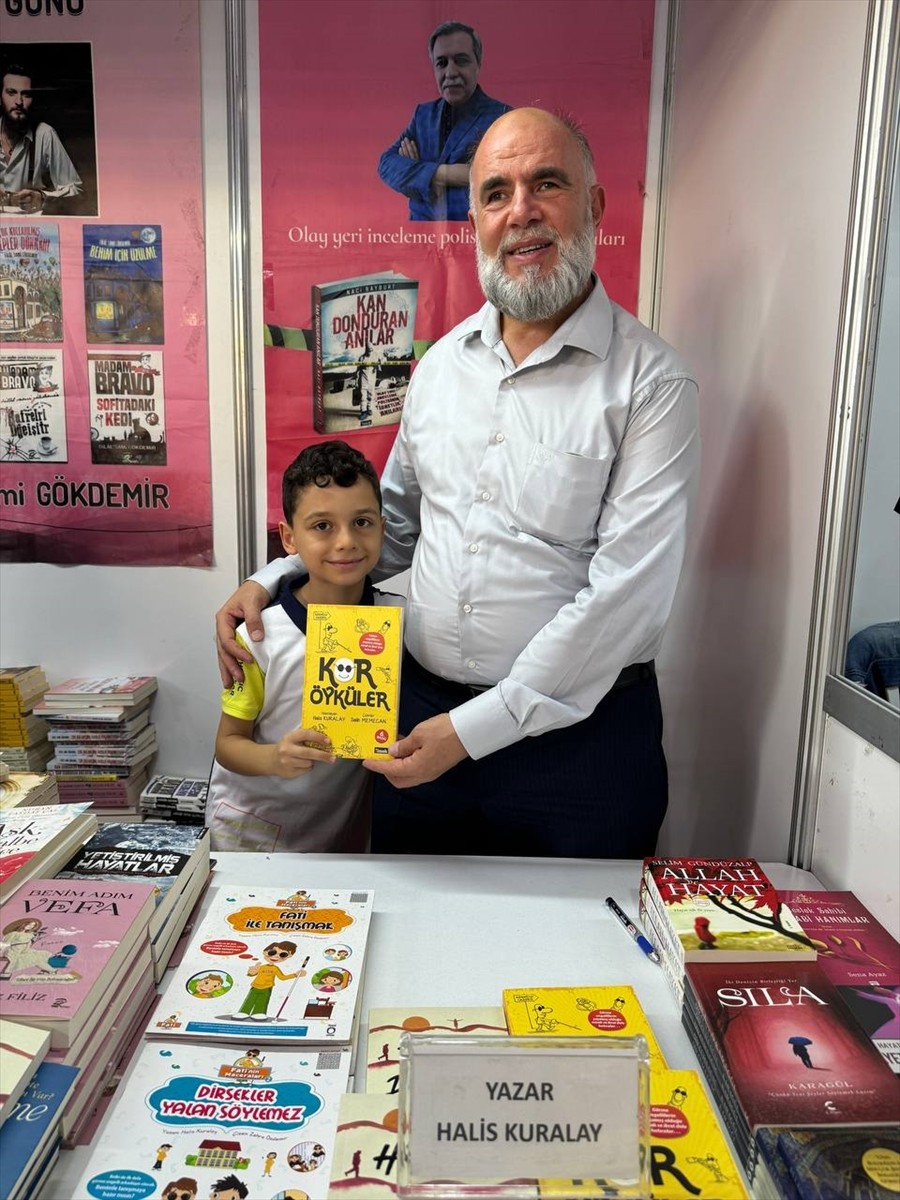 Görme engelli yazar Halis Kuralay, Sultanbeyli Kitap Fuarı'ndaki imza gününde okurlarıyla...