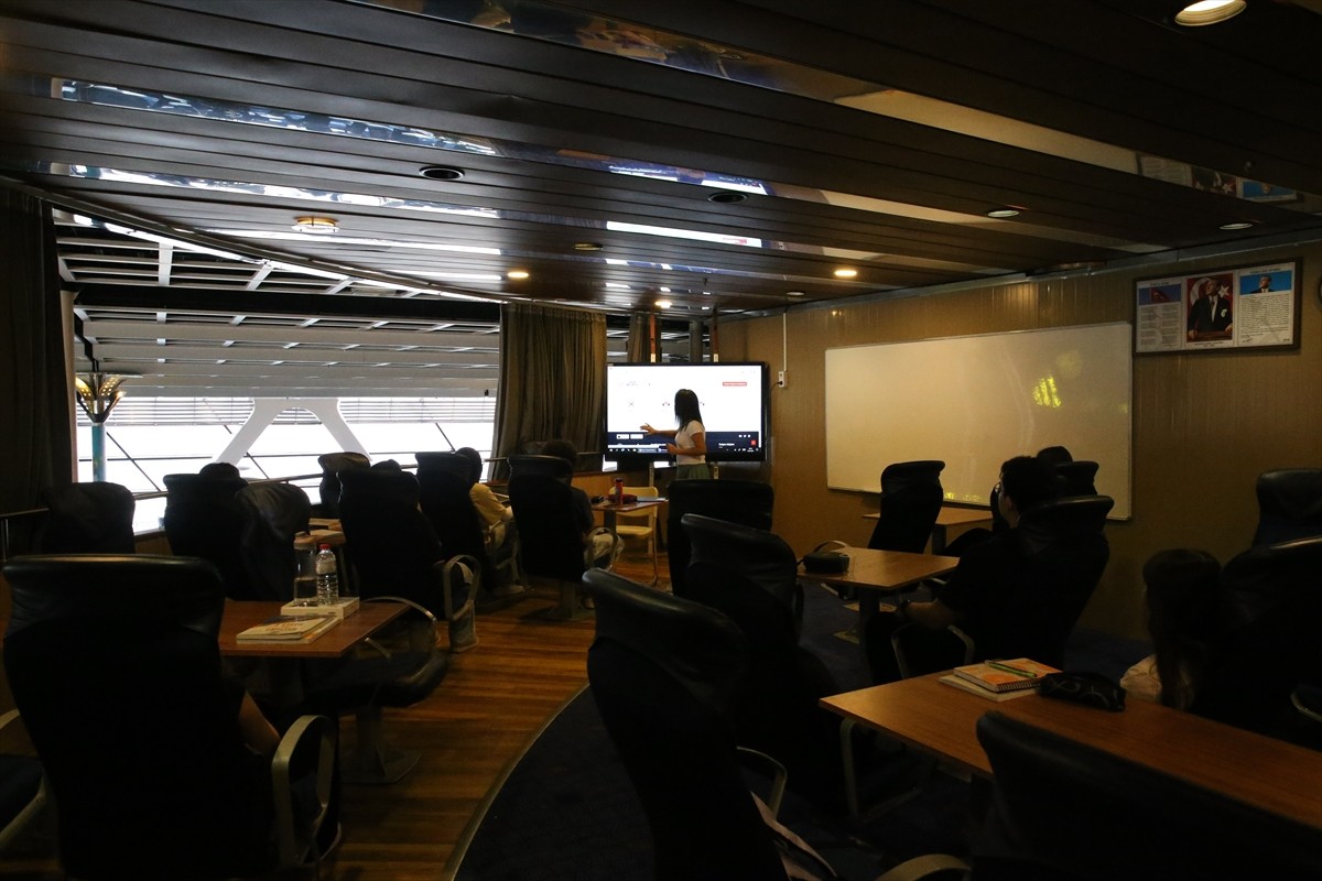 Hatay'da 6 Şubat 2023'teki depremlerin ardından İskenderun'da limana demirleyen ve eğitim öğretim...