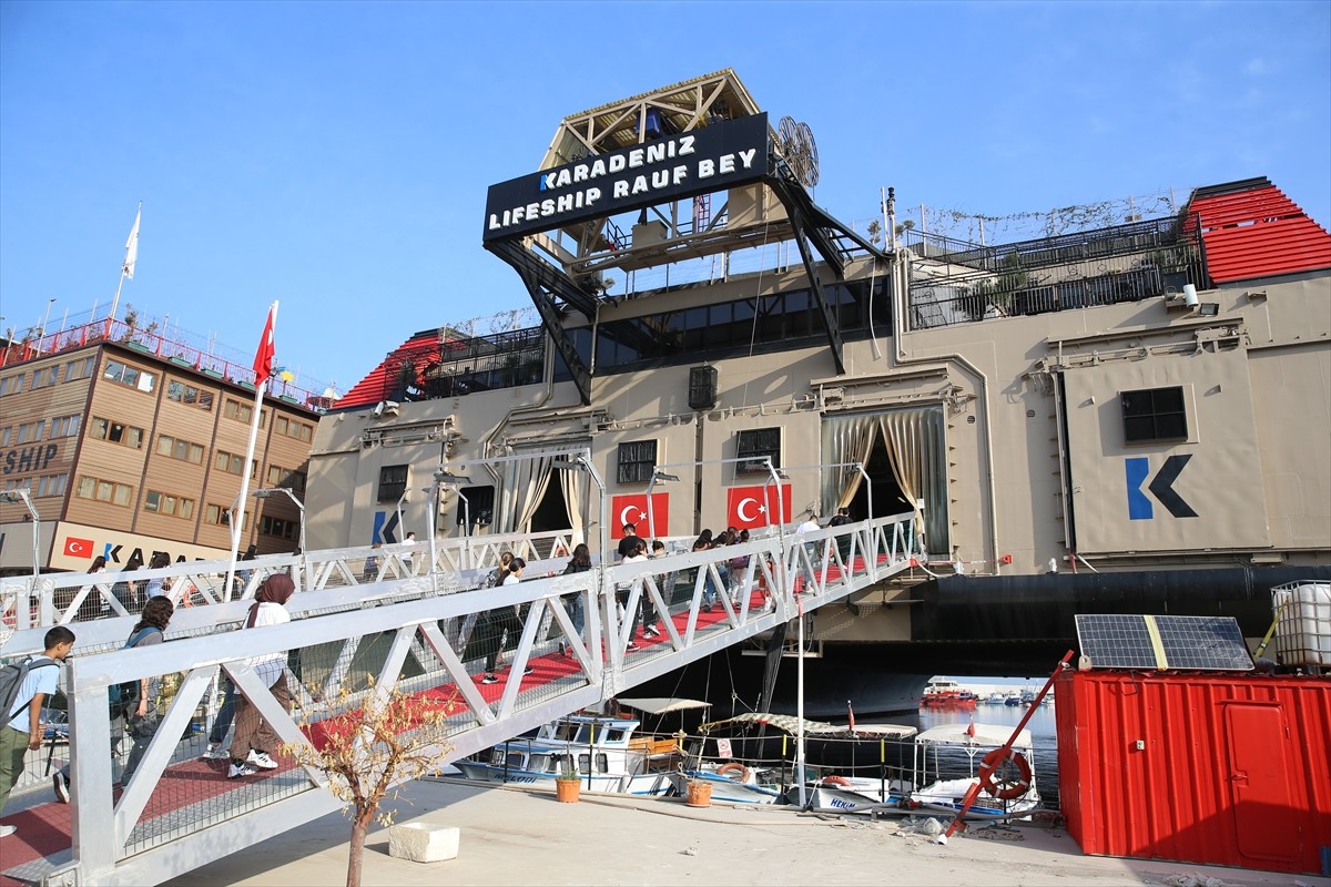 Hatay'da 6 Şubat 2023'teki depremlerin ardından İskenderun'da limana demirleyen ve eğitim öğretim...
