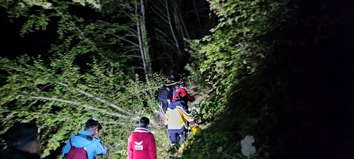 Kastamonu'nun Çatalzeytin ilçesinde kayalıklarda mahsur kalan 1'i yaralı 2 madenci helikopterle...