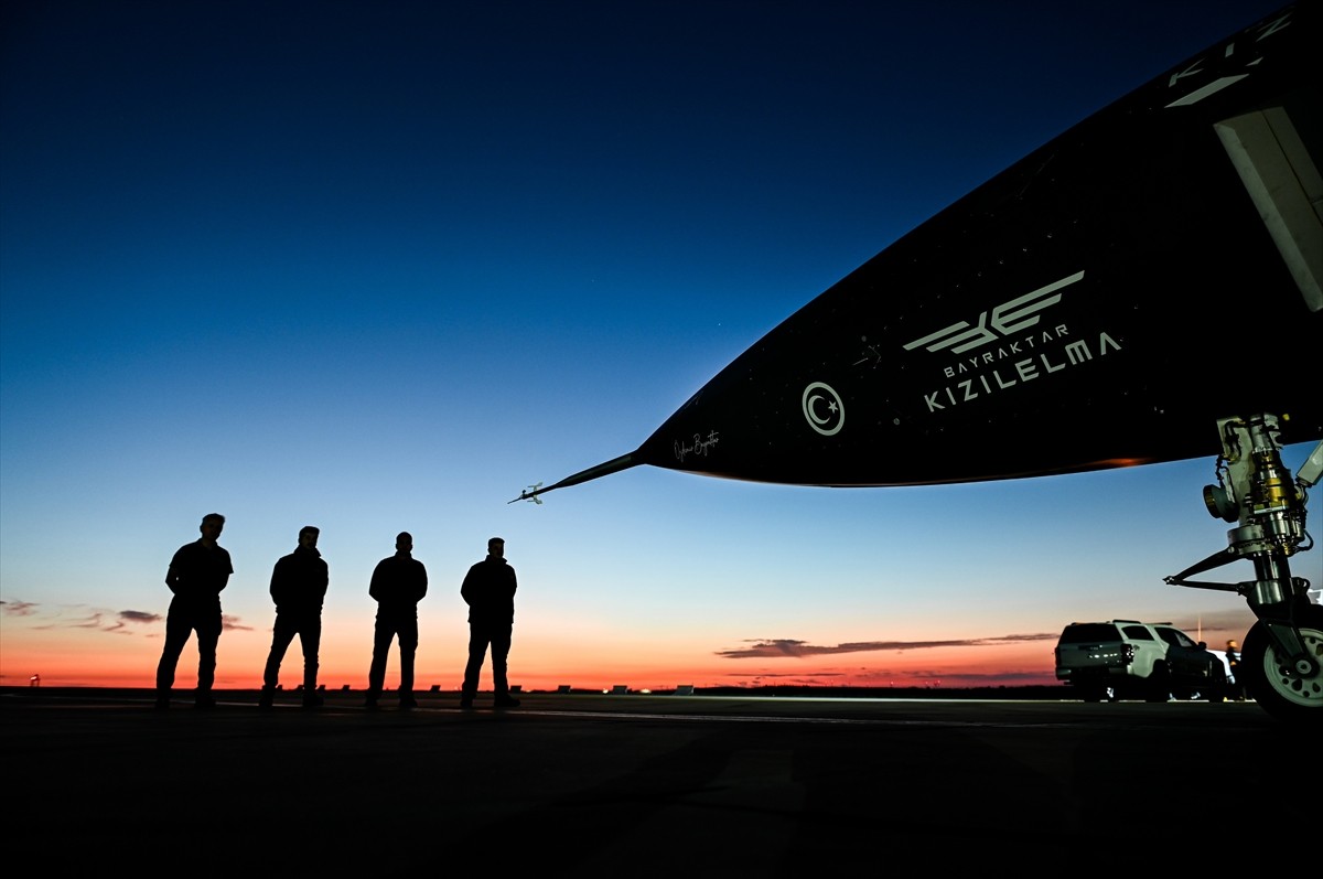 Türkiye'nin ilk insansız savaş uçağı Bayraktar KIZILELMA'nın üretim prototipi, ilk uçuş testini...