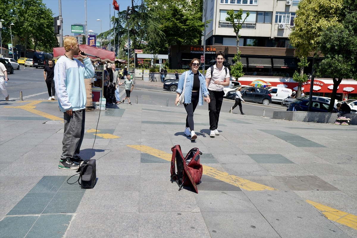 34 yaşındaki İranlı müzisyen Human Ghasemnataj Fokoloei, İstanbul Boğazı'nda her gün mekik dokuyan...