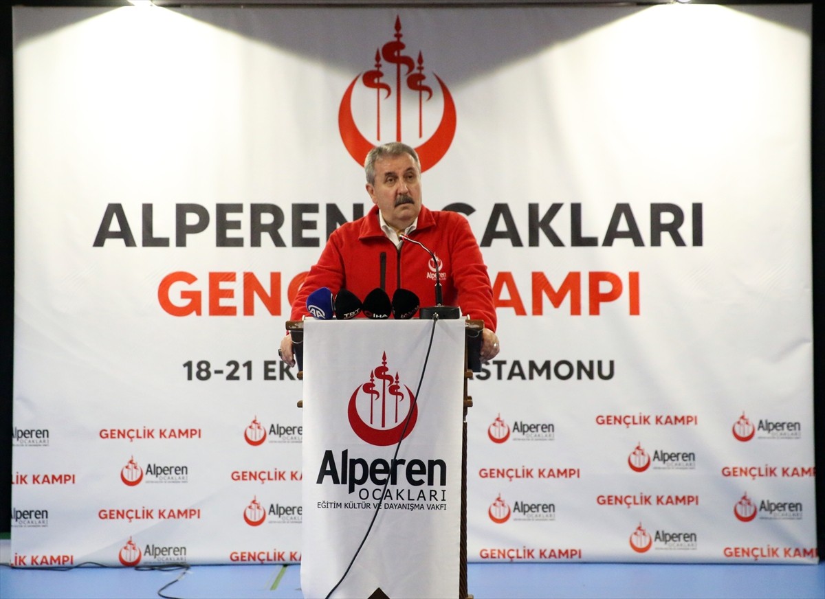 Büyük Birlik Partisi (BBP) Genel Başkanı Mustafa Destici (ortada), Alperen Ocakları Eğitim Kültür...