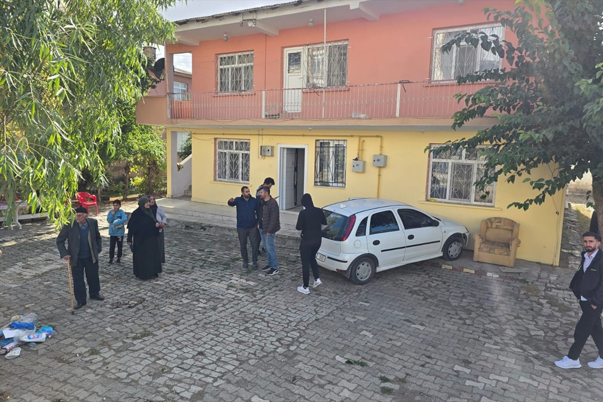 Elazığ'ın Karakoçan ilçesinde minibüs ile otomobilin çarpışması sonucu 3 kişi yaralandı....