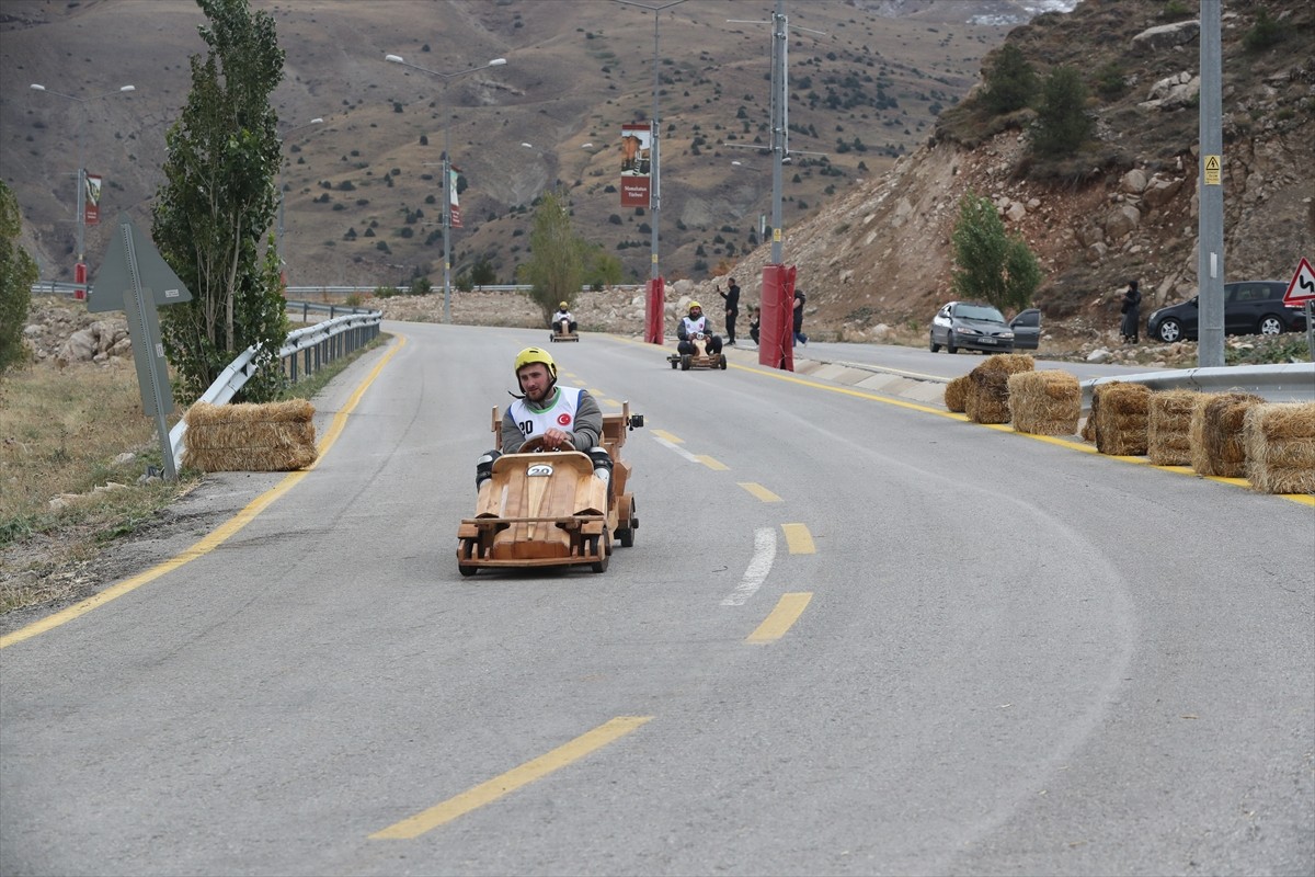Erzincan'daki Ergan Dağı Kayak Merkezi’nde "Arabam tahtadan, inerim Ergan'dan" formuLaz yarışı...