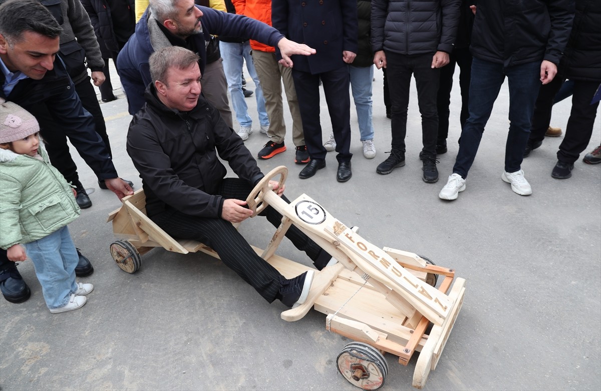 Erzincan'daki Ergan Dağı Kayak Merkezi’nde "Arabam tahtadan, inerim Ergan'dan" formuLaz yarışı...