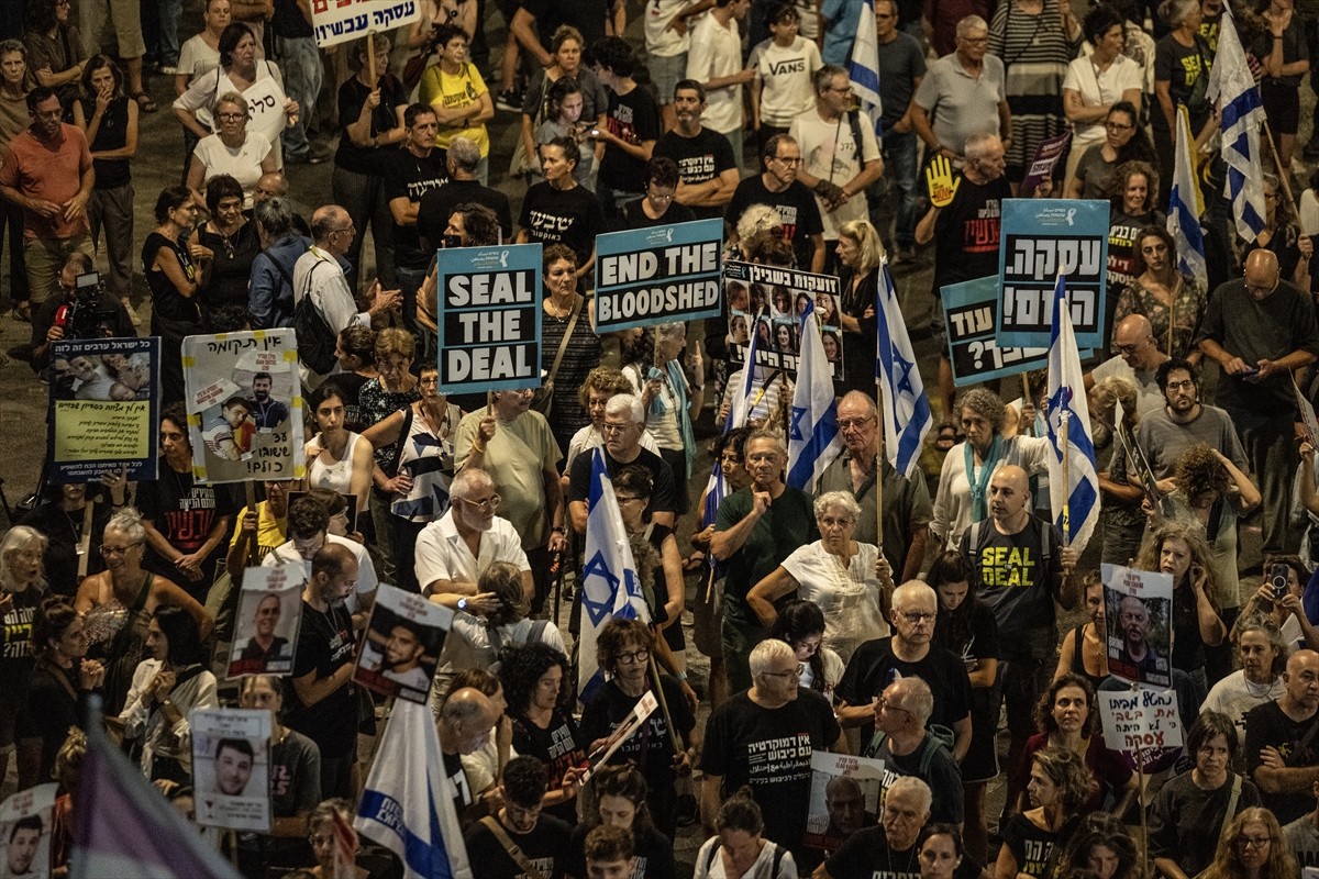 İsrail'de onlarca kişi, Gazze'deki Filistinli gruplarla esir takası anlaşması talebiyle Tel...