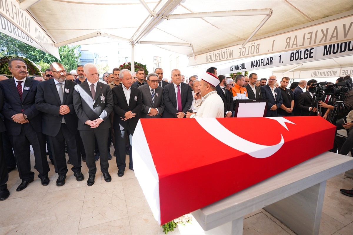 İstanbul'da vefat eden gazeteci Güneri Cıvaoğlu'nun cenazesi, Milliyet gazetesi binası önünde...