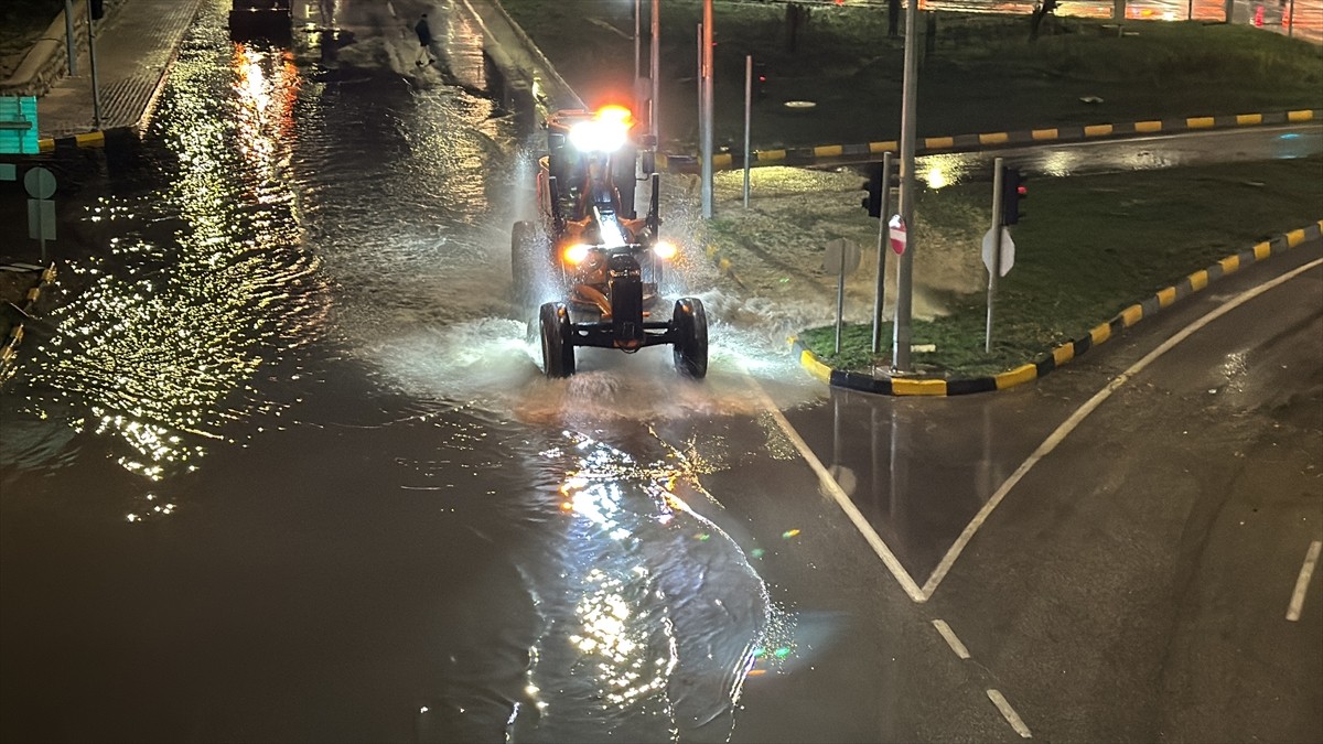 Karabük'te sağanak, hayatı olumsuz etkiledi. Kent merkezi ve Safranbolu ilçesinde sağanak...