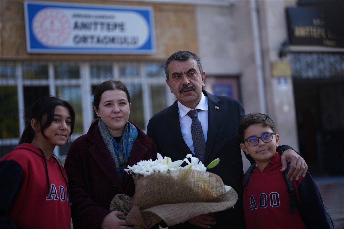 Milli Eğitim Bakanı Yusuf Tekin, Ankara'da Anıttepe Ortaokulunu ziyaret etti. Bakan Tekin...