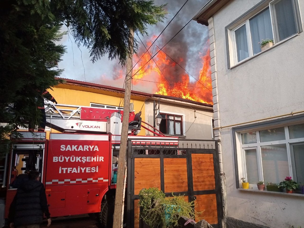 Sakarya'nın Geyve ilçesinde bir evde çıkan ardından iki eve sıçrayan yangın, itfaiye ekiplerince...