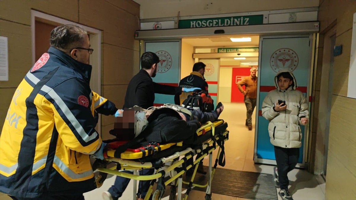 Bursa'nın İnegöl ilçesinde, üç aracın karıştığı kazada motosikletin sürücüsü ağır yaralandı....