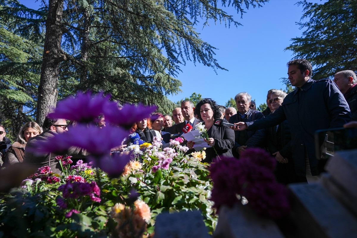 CHP Genel Başkanı Özgür Özel, Karşıyaka Mezarlığında düzenlenen, yayıncı İlhan Erdost'u anma...