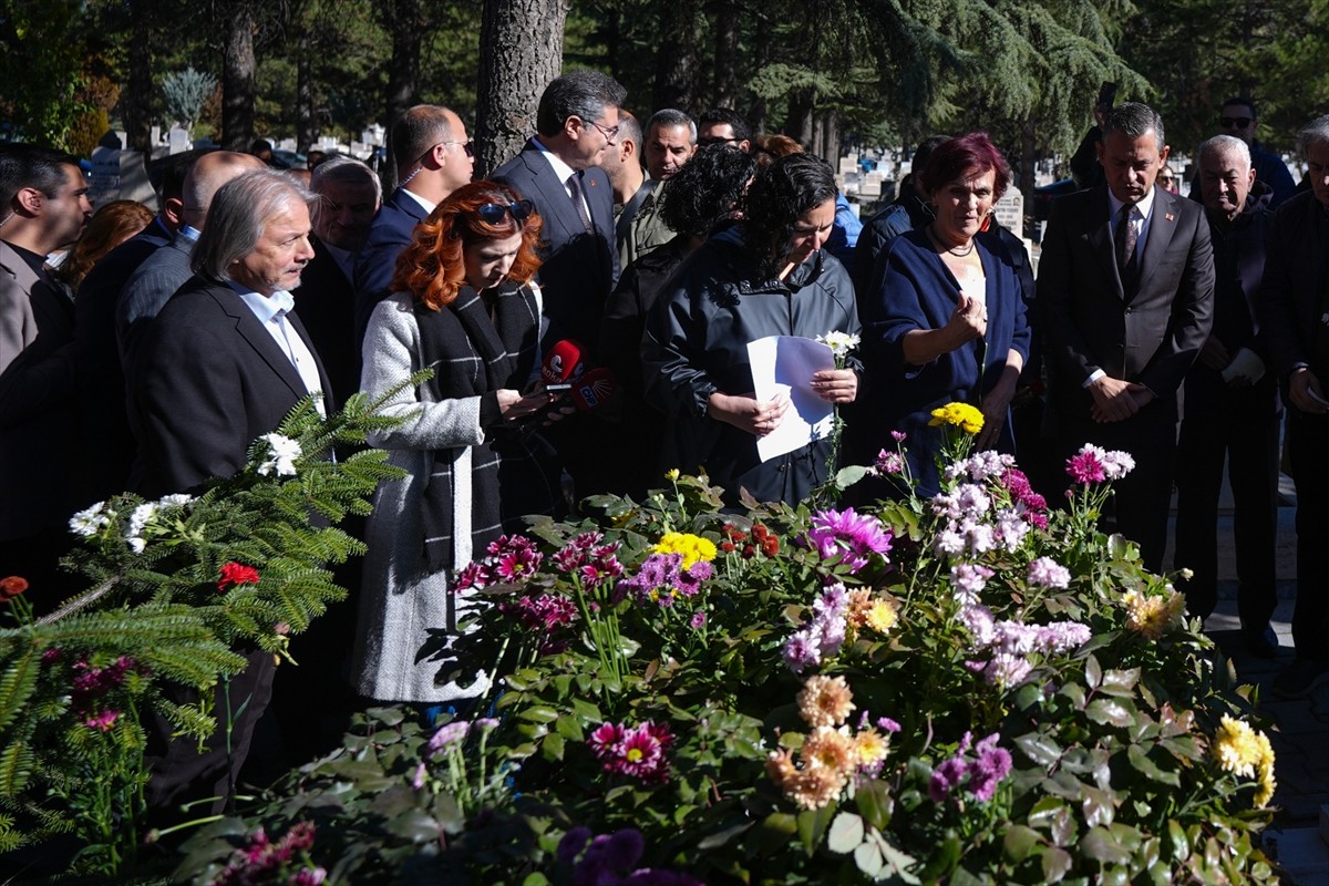 CHP Genel Başkanı Özgür Özel, Karşıyaka Mezarlığında düzenlenen, yayıncı İlhan Erdost'u anma...