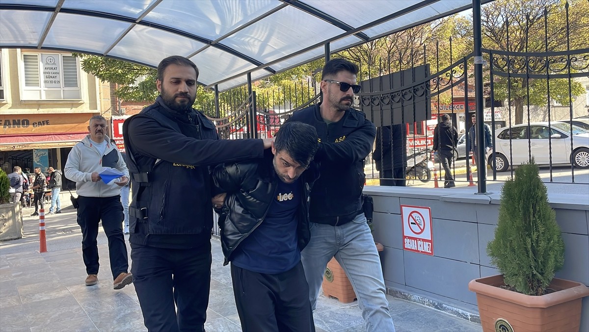 Eskişehir'in Odunpazarı ilçesinde çıkan kavga sonucu bir kişiyi bıçakla yaralayan zanlı...