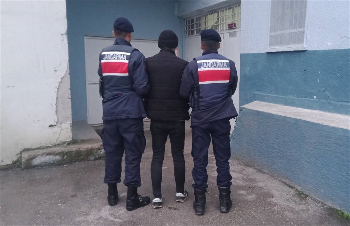 Kastamonu'da, çeşitli suçlardan haklarında kesinleşmiş hapis cezası bulunan 3 firari hükümlü...