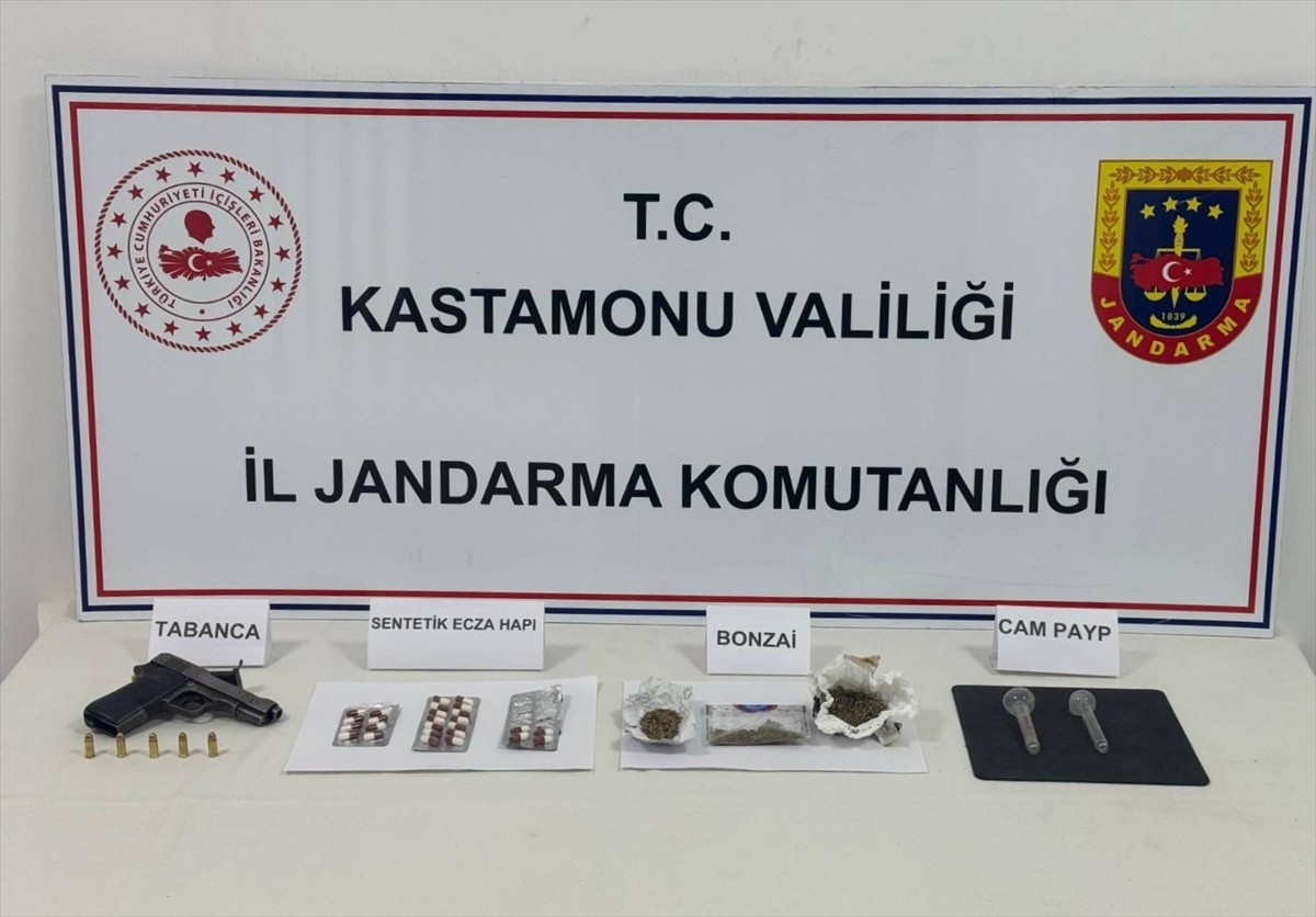 Kastamonu'da uyuşturucu operasyonlarında gözaltına alınan 4 şüpheliden 1'i tutuklandı.  İl...