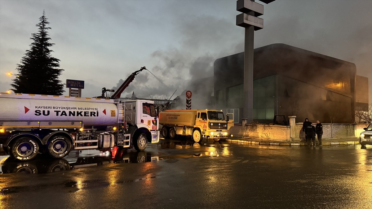 Kayseri Organize Sanayi Bölgesi'nde bir mobilya fabrikasında çıkan yangında biri kadın 3 işçi...
