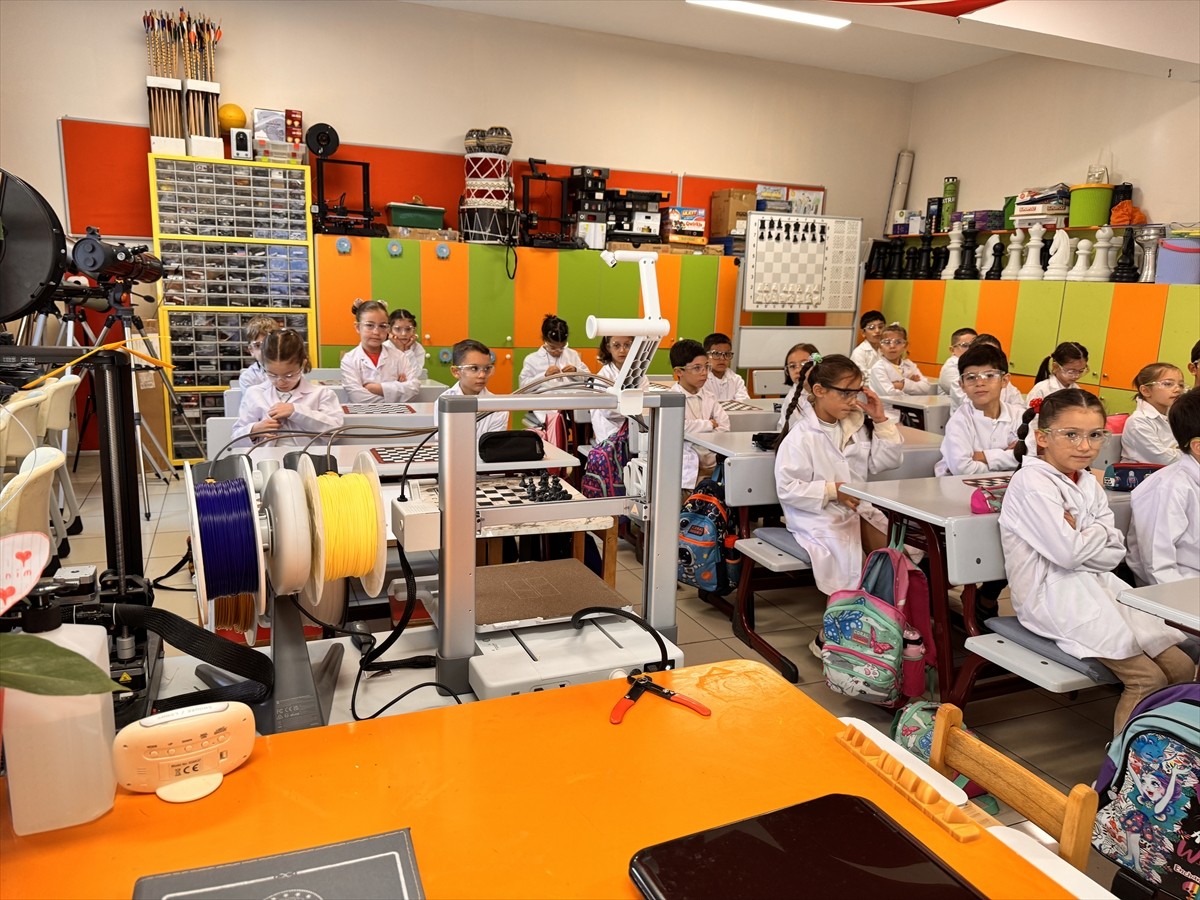 Maltepe'deki Binbaşı Necati Bey İlkokulu öğrencileri, 6 Şubat 2023'teki Kahramanmaraş merkezli...