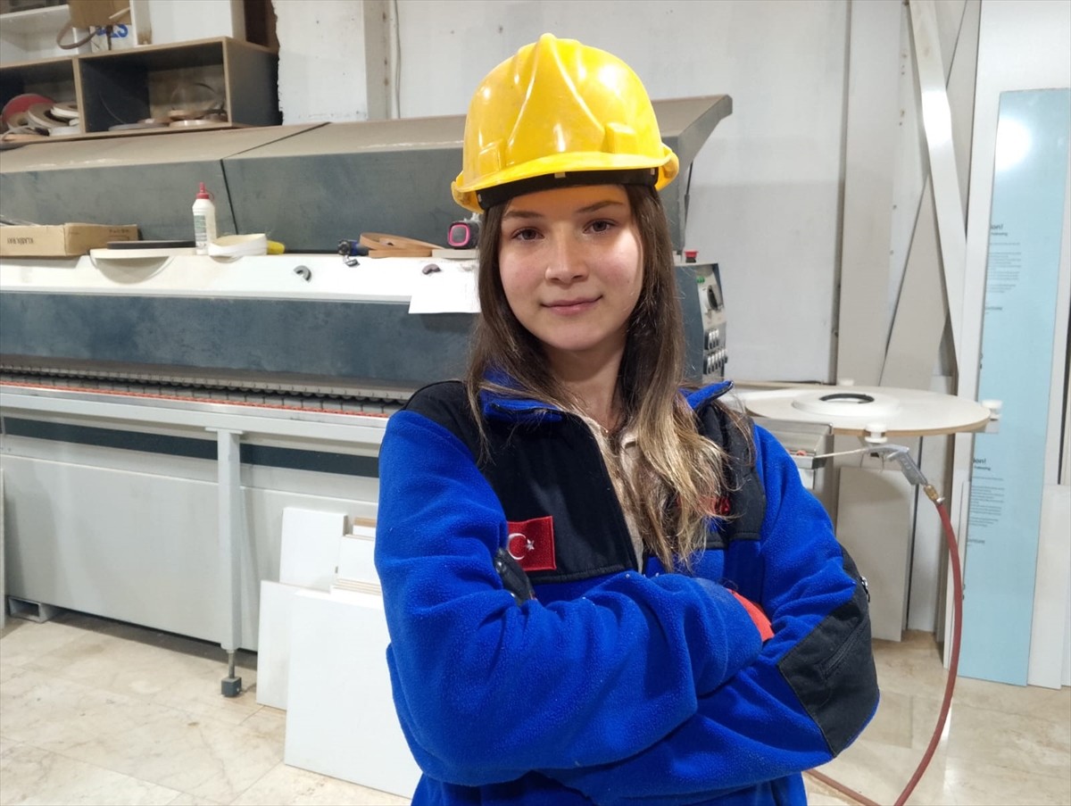 Zonguldak'ın Karadeniz Ereğli ilçesindeki sanayide çalışan 19 yaşındaki Dilara Demirer, dayısının...