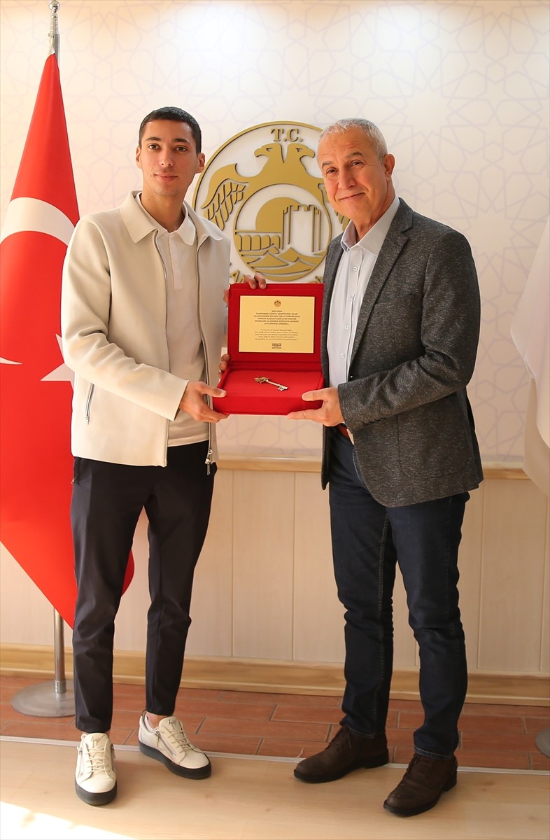 2024 Dünya Superbike şampiyonu milli motosikletçi Toprak Razgatlıoğlu'na (sağda) Alanya Belediyesi...