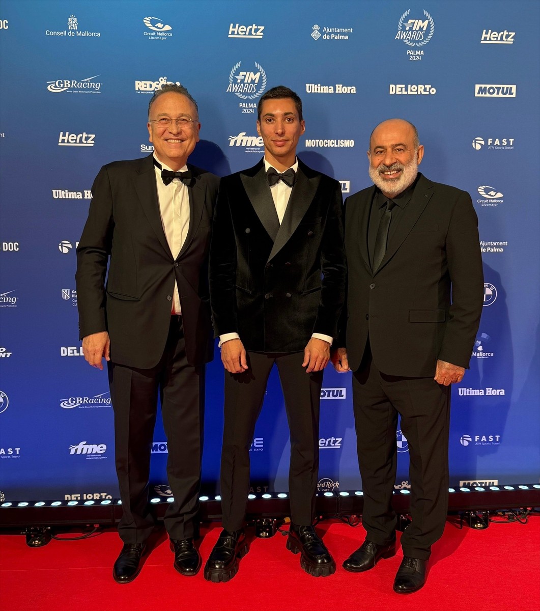 2024 Dünya Superbike (WSBK) şampiyonu milli motosikletçi Toprak Razgatlıoğlu (solda), İspanya'da...