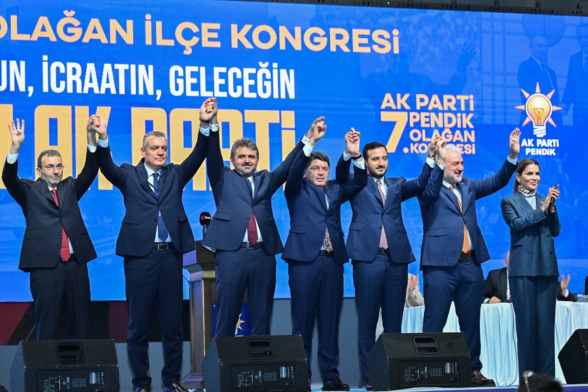 Adalet Bakanı Yılmaz Tunç (ortada), Pendik Belediye Başkanı Ahmet Cin (sol 3), AK Parti İstanbul...