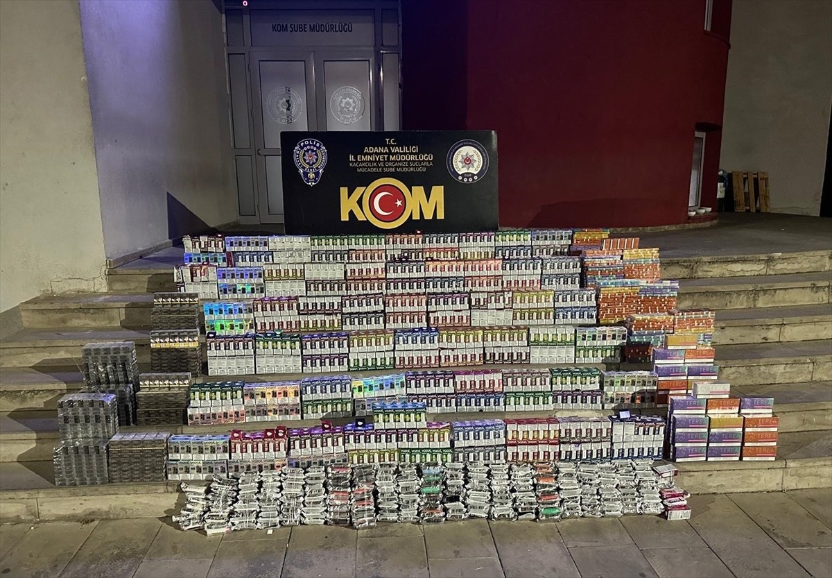 Adana'da 1350 kaçak elektronik sigara, 500 paket sigara ve ruhsatsız tabanca ele geçirilen tırın...