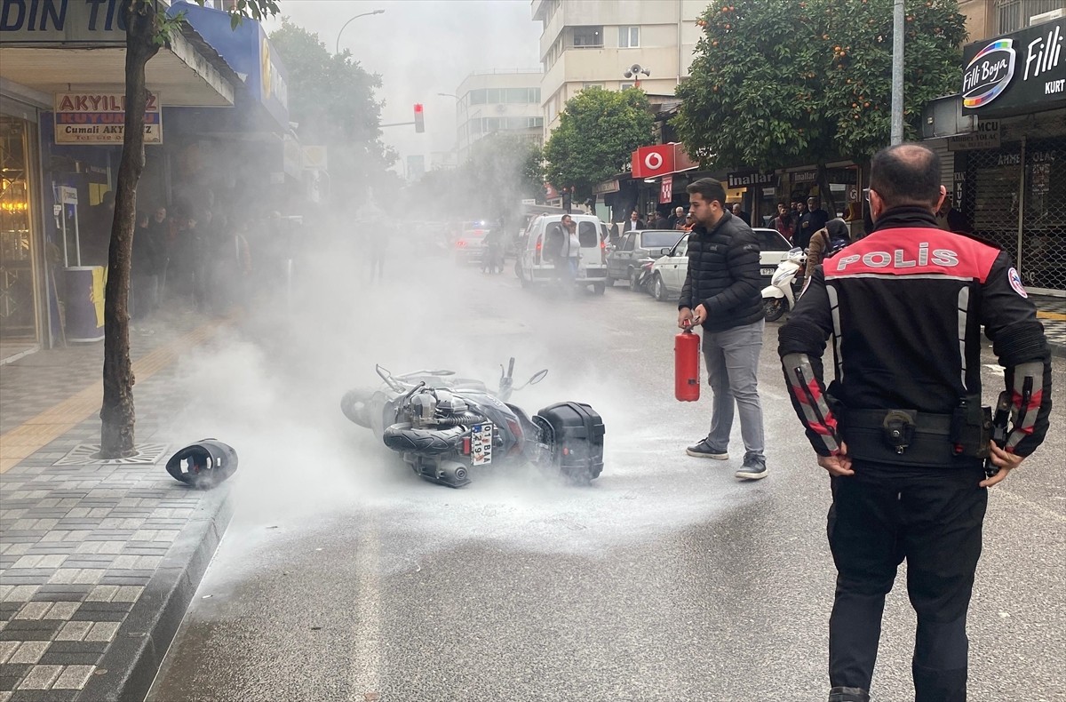 Adana'da bir kişi, sürekli arızalandığını iddia ettiği motosikletini yenisiyle değiştirilmediği...