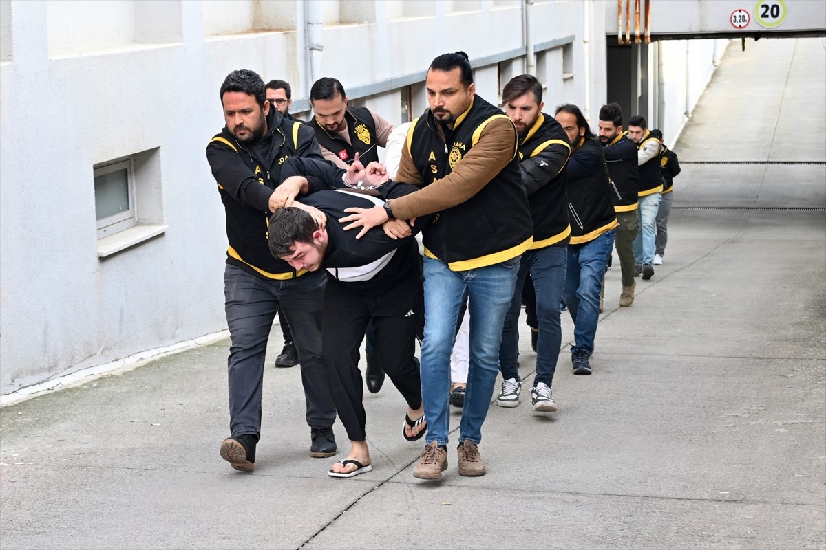 Adana'da silahlı kişilerce kuyumcudan altın çalınmasıyla ilgili gözaltına alınan 9 şüpheliden 8'i...