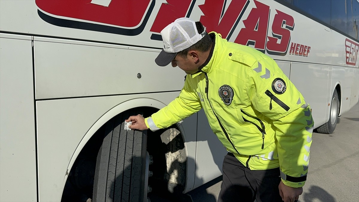 Adana'da, trafik polisleri yılbaşı tedbirleri kapsamında şehirler arası yolcu otobüslerinde...