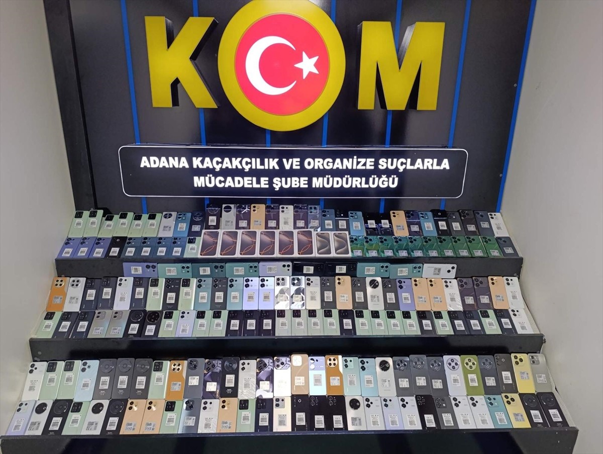 Adana'da yolcu otobüsünde 188 gümrük kaçağı cep telefonu ele geçirildi, 1 şüpheli...