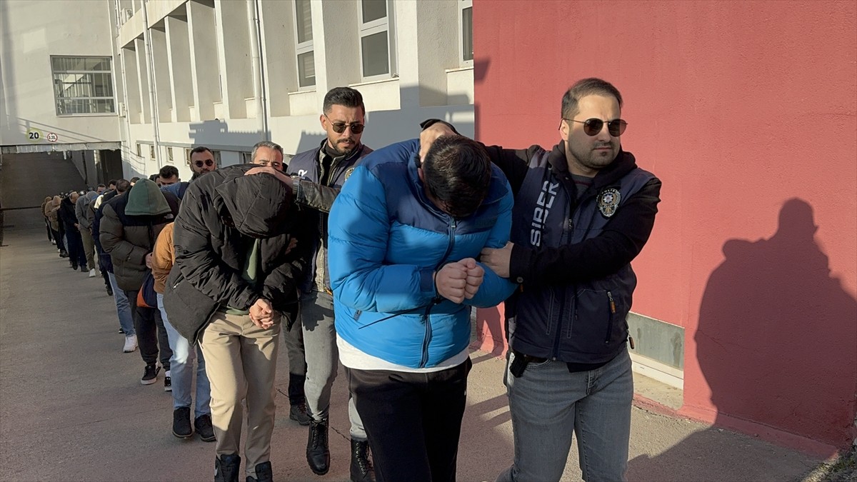 Adana merkezli 4 ilde yasa dışı bahis oynatanlara yönelik operasyonda 32 şüpheli gözaltına...