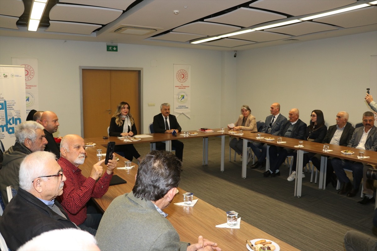 Adana Vali Yardımcısı Mustafa Yiğit (sağ 6) ve İçişleri Bakanlığı Bakan Müşaviri Esma Ersin (sol...