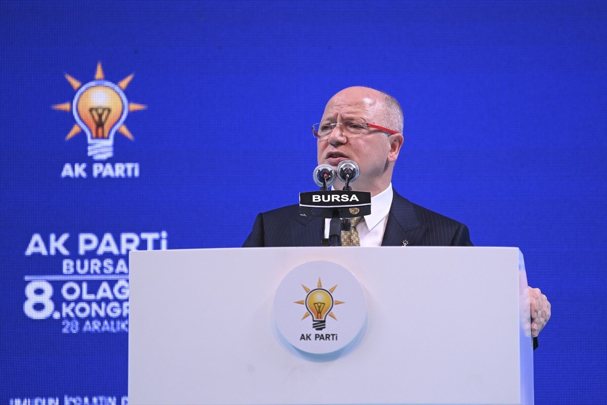 AK Parti Bursa İl Başkanı Davut Gürkan, Tofaş Spor Salonu'nda düzenlenen  AK Parti Bursa 8. Olağan...