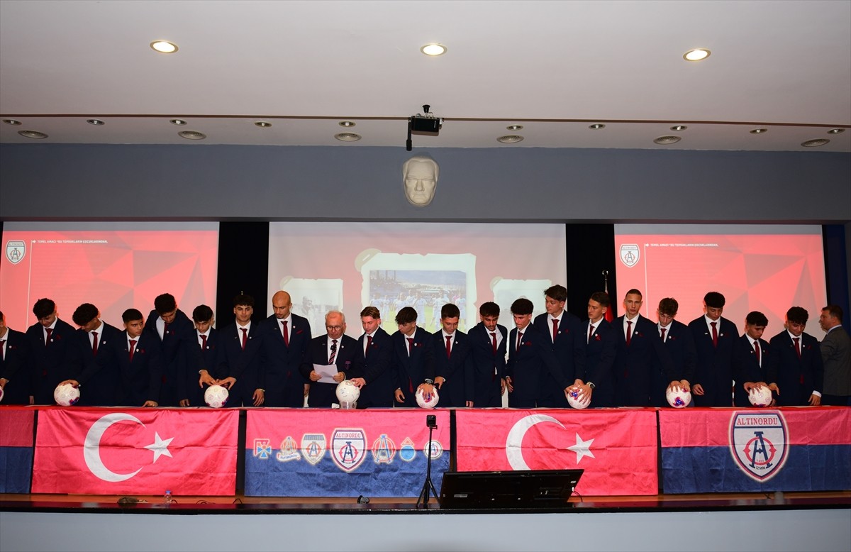 Altınordu 17 Yaş Altı Takımı'nda forma giyen 22 oyuncu için profesyonelliğe geçiş imza töreni...