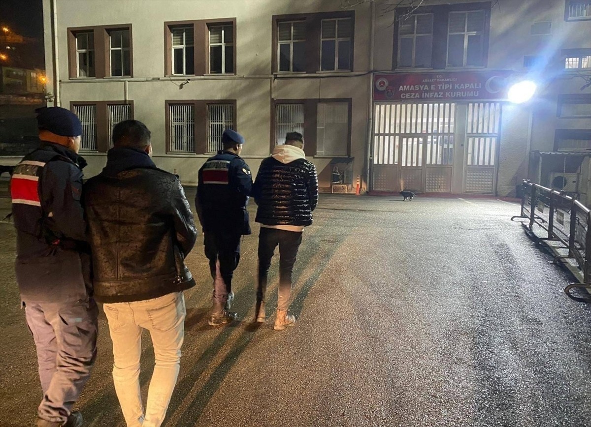 Amasya'nın Suluova ilçesinde, uyuşturucu ticareti yaptıkları iddiasıyla gözaltına alınan 5...