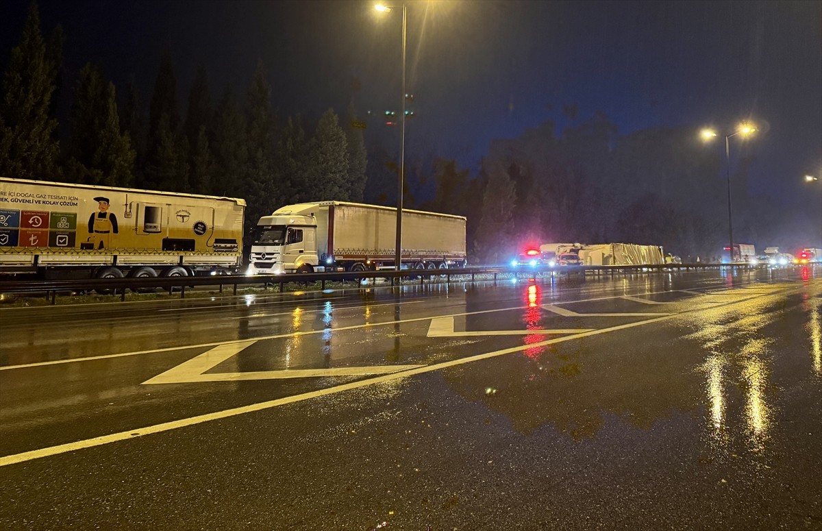 Anadolu Otoyolu'nun Sakarya kesiminde, İstanbul istikametinde ilerlerken devrilen tır ulaşımda...