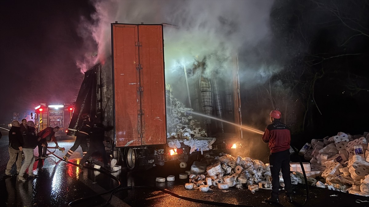 Anadolu Otoyolu Sakarya kesiminde kağıt havlu yüklü dorsede çıkan yangın hasara neden oldu.