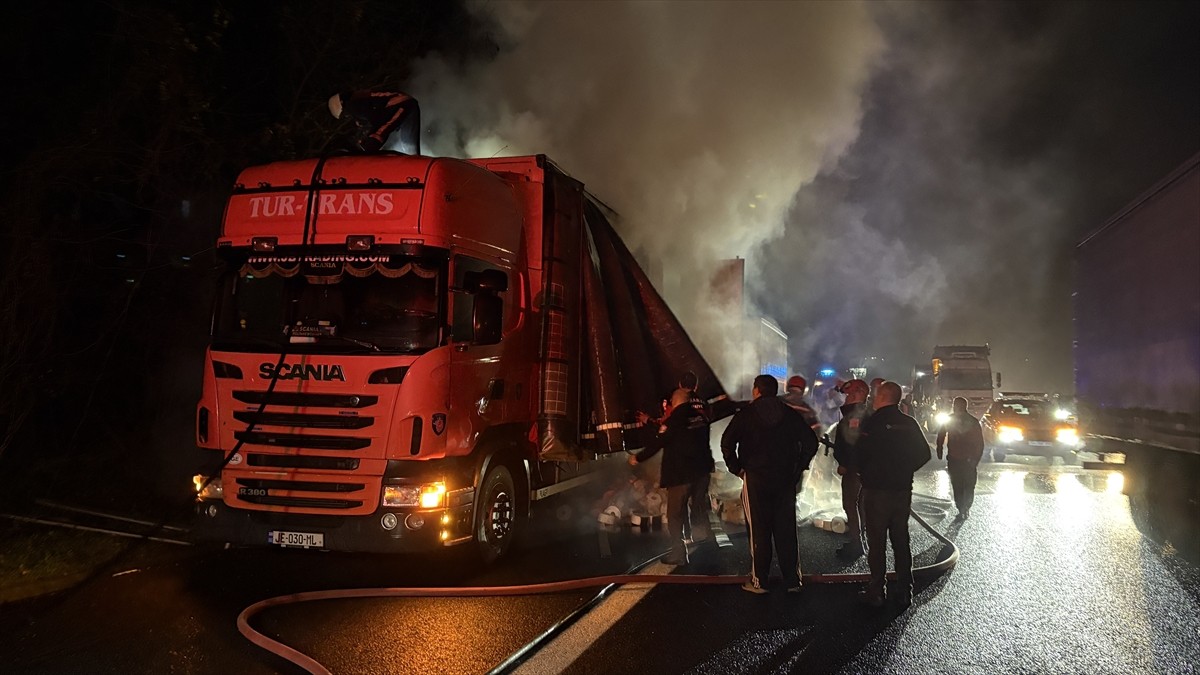 Anadolu Otoyolu Sakarya kesiminde kağıt havlu yüklü dorsede çıkan yangın hasara neden oldu.