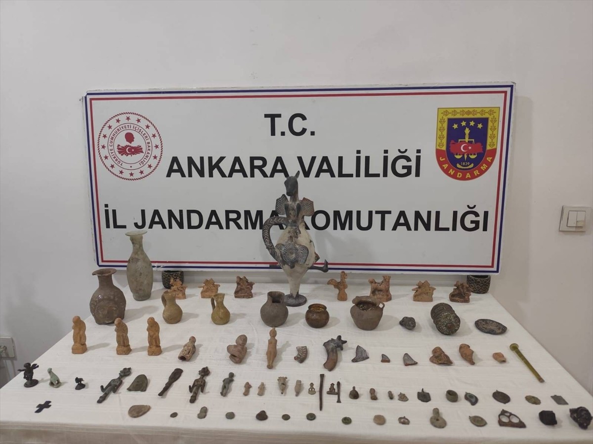 Ankara'nın Etimesgut ilçesinde düzenlenen tarihi eser kaçakçılığı operasyonunda 69 obje ele...