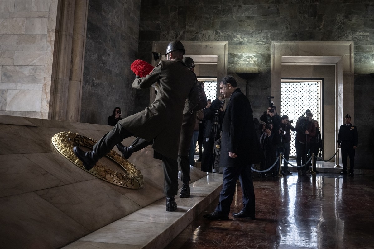 Ankara Valisi Vasip Şahin ve beraberindeki heyet, Gazi Mustafa Kemal Atatürk'ün Ankara'ya...